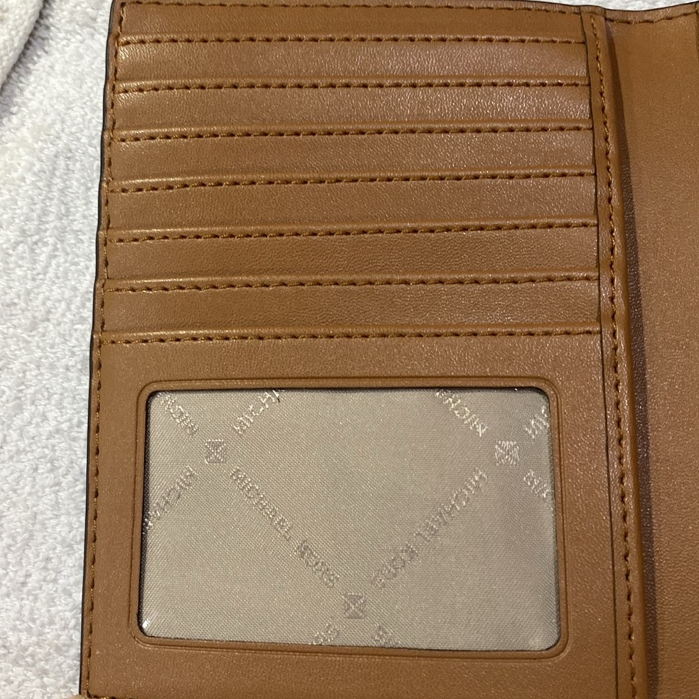 Michael Kors Jet Set Passport/Card Holder/Wallet - Picture 4 of 8